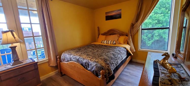 温泉城中心全新更低房价！超赞8卧室3层度假屋，无管理费！！(New Lower Rates! Amazing 8 Bedroom 3 Story Downtown Hot Springs! No Admin Fee!!)图片