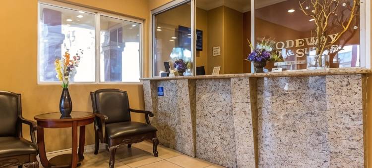 罗德威套房酒店-科罗娜(Rodeway Inn & Suites Corona)图片