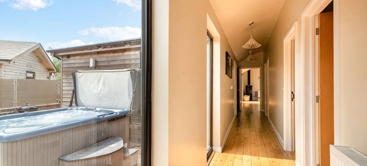 山坡木屋 - 可住4/10人，配备木柴炉和私人热水浴缸(Hillside Lodge - sleeps 4/10  with wood burner and private hot tub)图片