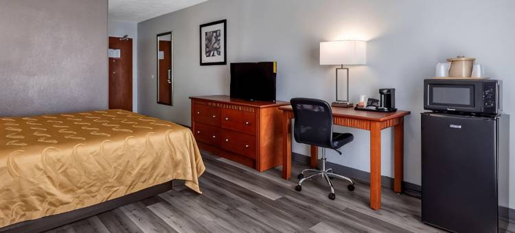 近布拉格堡的费耶特维尔品质酒店Inn(Quality Inn Fayetteville Near Fort Bragg)图片