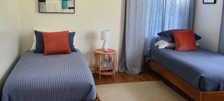 Mid-term, open-floor home full of natural light. 10 min from the River District.图片