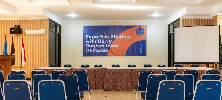 红多兹Plus伊斯兰酒店-近三宝垄爪哇超级市场2号(RedDoorz Plus Syariah Near Java Supermall Semarang 2)图片