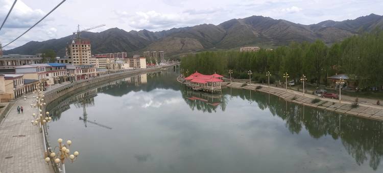 碌曲世纪宾馆(月牙湖公园店)图片