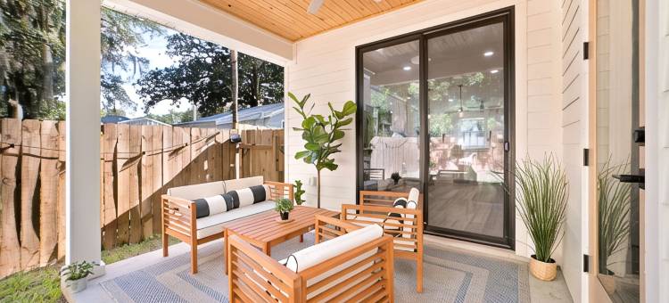 市中心和海滩•3卧室现代海滨小屋•咖啡和华夫饼吧度假屋(3Br Modern Coastal Cottage • 1 Mi to Downtown • Coffee & Waffle Bar)图片
