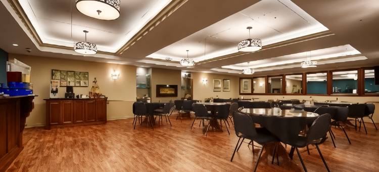 草坪湖贝斯特韦斯特优质套房酒店(Best Western Plus Lawnfield Inn  Suites)图片