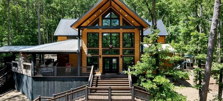 波本熊高端木屋, 湖, 热水浴缸, 火坑, 游乐设施, 游戏(The Bourbon Bear High-Profile Lodge, Near Lake, Hot Tub, Firepit, Playset, Games)图片