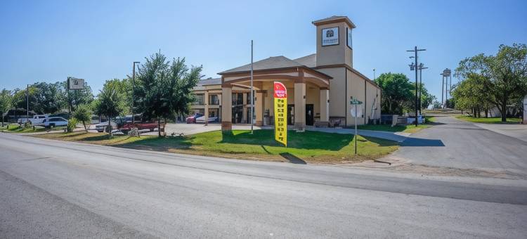 OYO 近沙纳 TX 的莫尔顿旅馆及套房(Moulton Inn &  Suites by OYO Near Shiner TX)图片