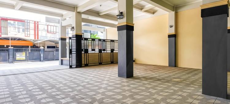 红多兹伊斯兰酒店-泗水科尔托梅南加尔(RedDoorz Syariah @ Kertomenanggal Surabaya)图片