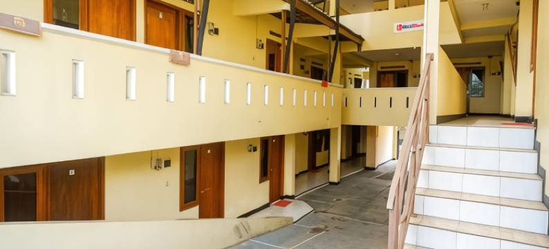 红多兹伊斯兰酒店-近GOR萨特里亚4号(RedDoorz Syariah Near Gor Satria 4)图片