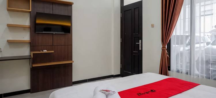 红多兹酒店-近蒂尔托纳迪2号航站楼(RedDoorz Near Terminal Tirtonadi 2)图片