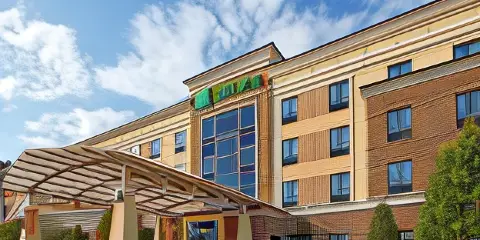 Holiday Inn 阿林頓東北流浪者棒球場