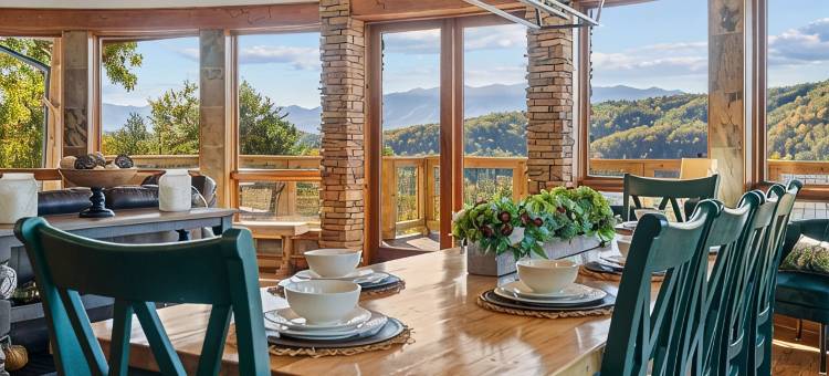 五卧四卫豪华小木屋，带热水浴缸、火坑和游戏室(5B/4B Luxe Cabin w/ Hot Tub, Firepit & Game Room)图片