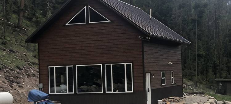 比格霍尔山谷河道入口小屋(Big Hole Valley cabin near river access)图片