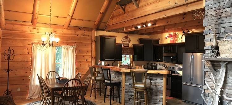 莱克城豪华(热水浴缸、私人船位、绝美山景)木屋，可住10人(Luxury Lake Chalet Hot Tub Private Boat Slip  Amazing Mountain View’s Sleeps 10)图片