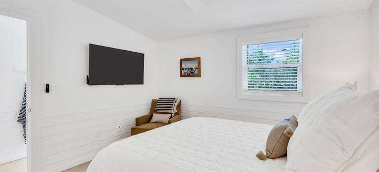 霍姆斯海滩现代度假屋. 网球和海滩，无楼梯(Modern Holmes Beach Retreat. No Stairs, Near Tennis & Beach)图片