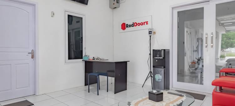 红门酒店沙亚里亚尼尔阿伦阿伦芝勒杜芝勒贡(RedDoorz Syariah Near Alun Alun Ciledug Cirebon)图片