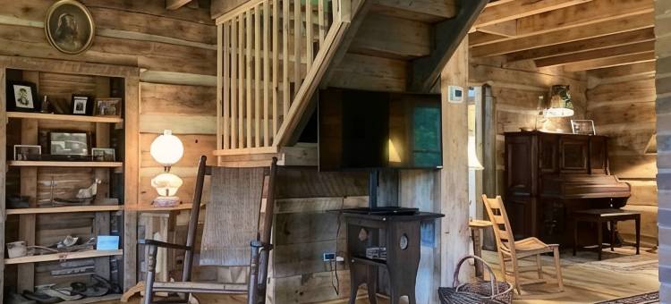 乡村可直达溪流的南北战争前历史原木农舍(Historic Pre-Civil War Log Farmhouse in the Country with Creek access.)图片