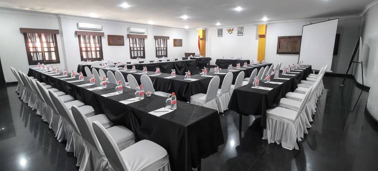 谏义里自由酒店(Hotel Merdeka Kediri)图片