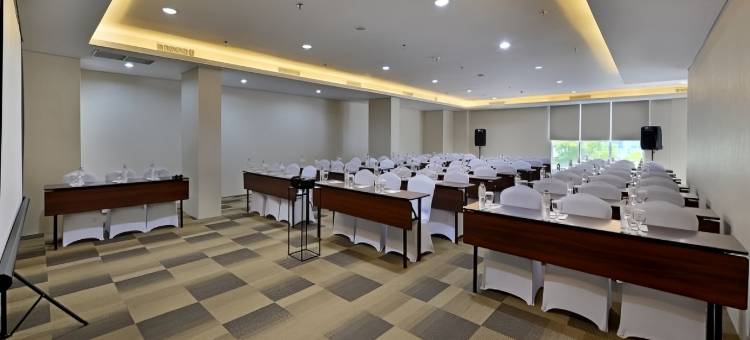 维兹普莱姆巴苏吉拉玛特玛琅酒店(Whiz Prime Hotel Basuki Rahmat Malang)图片