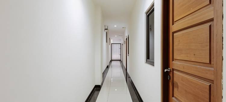 红多兹Plus酒店-近格林普拉姆卡广场购物中心(RedDoorz Plus Near Green Pramuka Square Mall)图片