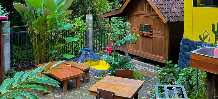 姆巴隆山谷度假村-红门酒店合作-近新格萨丽收费站出口(Lembah Mbalong Resort Mitra RedDoorz Near Exit Tol Singosari)图片