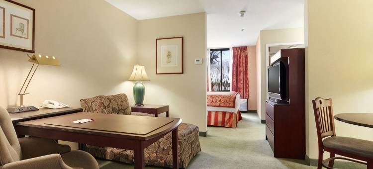 奥兰多机场华美达套房酒店(Ramada by Wyndham Suites Orlando Airport)图片