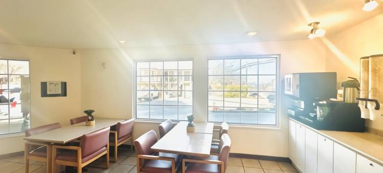 乡村湖-温菲尔德地区速8酒店(Super 8 by Wyndham Lake Country/Winfield Area)图片