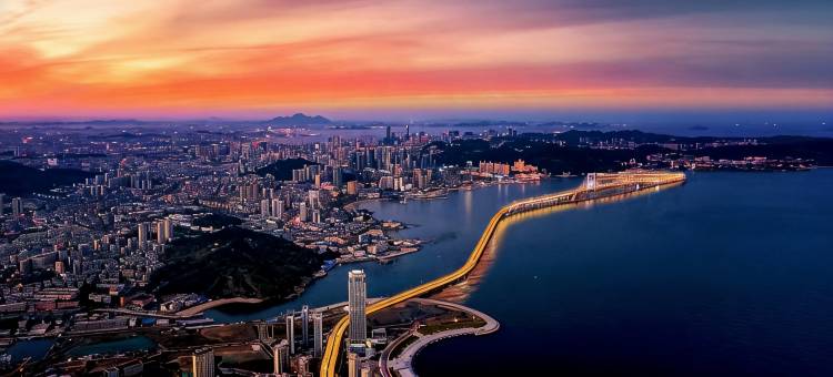 大连高新万达星海湾大桥海景亚朵酒店图片