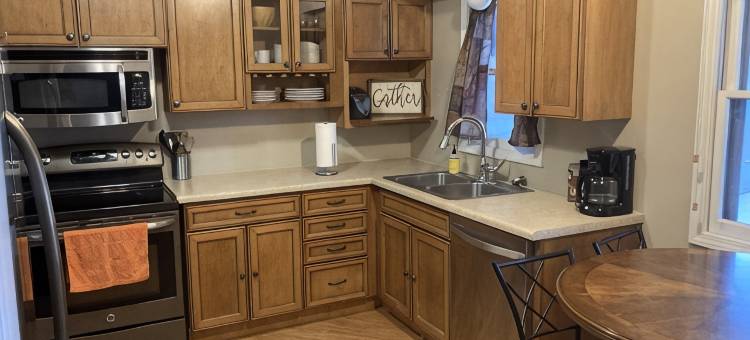安静社区内新近翻修的三卧室两浴室双拼住宅一侧度假屋.(3 bedroom, 2 bath in a quiet neighborhood. Newly remodeled side of a duplex.)图片