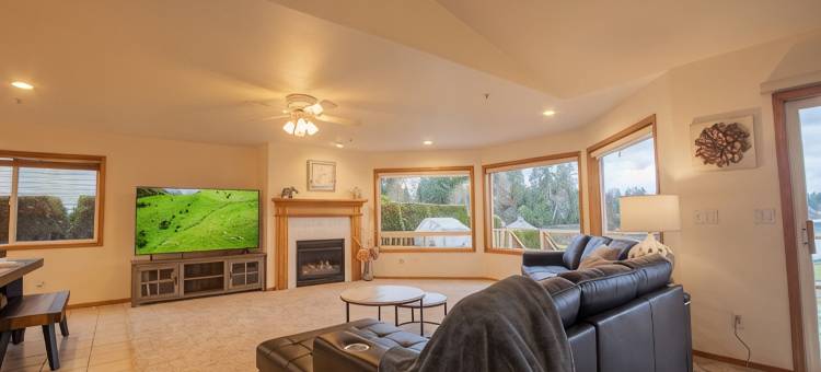 日落湖静居-塔普斯湖湖畔度假屋，宽敞、运动场、皮划艇(Sunset Lake Retreat@ Lake Tapps-Lakefront, Spacious, Sports Court, Kayaks)图片