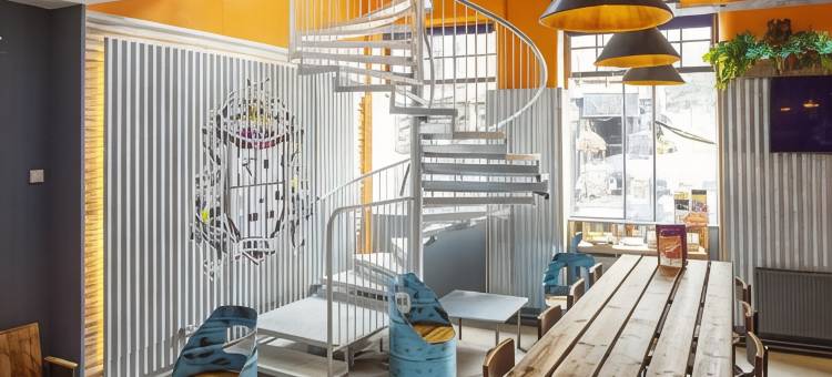 踢屁屁草市场-仅限18岁以上入住(Kick Ass Grassmarket (18+))图片