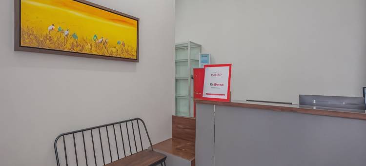 红多兹酒店-近泗水西普拉高尔夫球场(RedDoorz Near Ciputra Golf Surabaya)图片