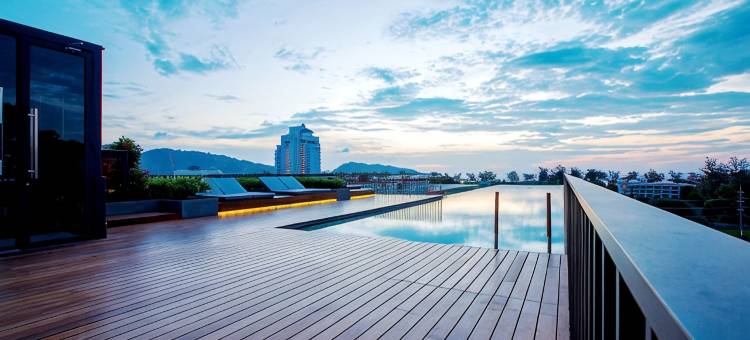 普吉芭东无边泳池豪华公寓(The DECK Condominium)图片