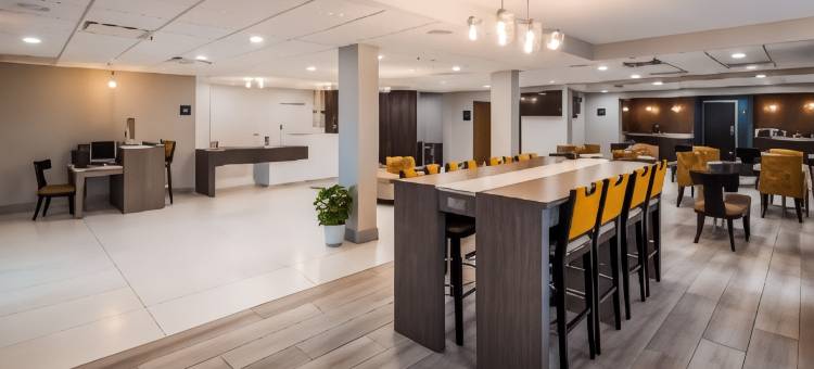 布卢明顿贝蒙特东贝斯特韦斯特优质套房酒店(Best Western Plus Bloomington East Hotel)图片