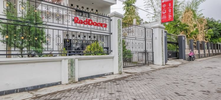 曼达拉克里达体育场日惹附近的红门兹旅舍(RedDoorz Hostel Near Stadion Mandala Krida Yogya)图片