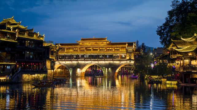 长沙+张家界+凤凰6日5晚跟团游·赠861元景交全含大礼包+魅力湘西+晚会+景区小交丨湘西全景游+天门山+ 森林公园+玻璃桥+芙蓉镇+凤凰古城+凤凰三景+沱江泛舟+每日矿泉水