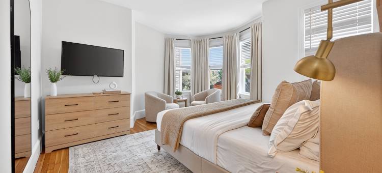 Downtown火车站附近开放式四卧室可住14人度假屋(含停车位)(Open 4Br Near Downtown Boston Backyard, Fire Pit, Grills & Walk to Train)图片