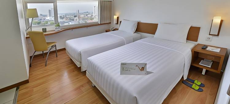 威兹佩姆达三宝拢酒店(Whiz Hotel Pemuda Semarang)图片