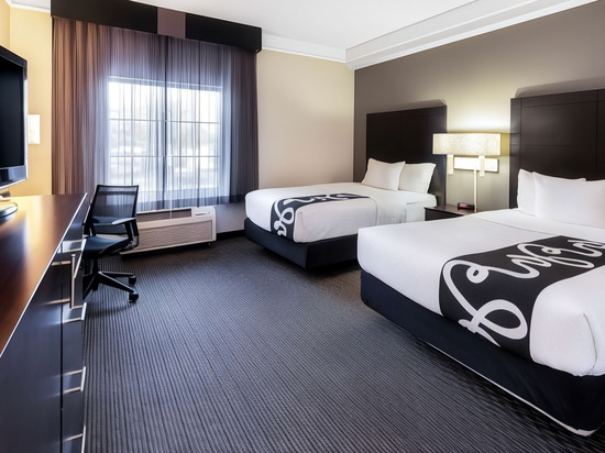 迈措沃迷信泉拉昆塔温德姆套房酒店