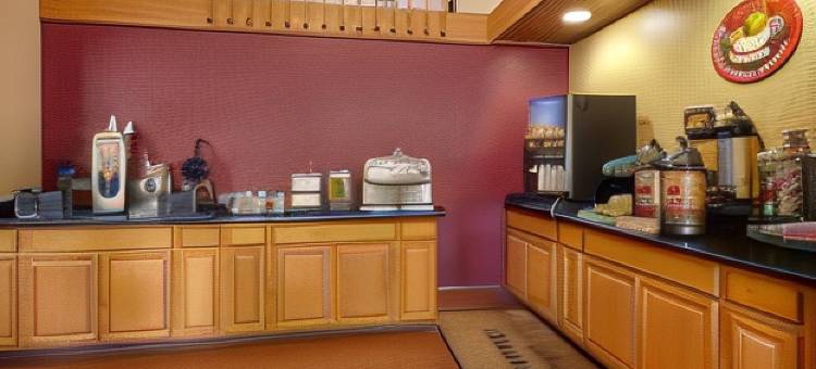 埃尔克霍恩和日内瓦湖AmericInn酒店(AmericInn by Wyndham Elkhorn Near Lake Geneva)图片