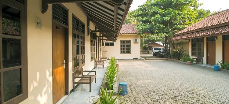 红多兹酒店-皇后港湾海滩2号(RedDoorz @ Pantai Pelabuhan Ratu 2)图片