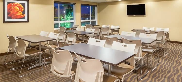 雷德迪尔温德姆套房麦客达酒店(Microtel Inn & Suites by Wyndham Red Deer)图片