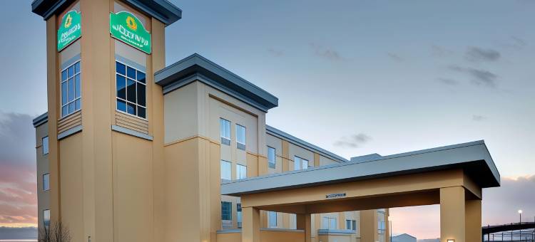 登顿大学路拉昆塔温德姆套房酒店(La Quinta Inn & Suites by Wyndham Denton - University Drive)图片