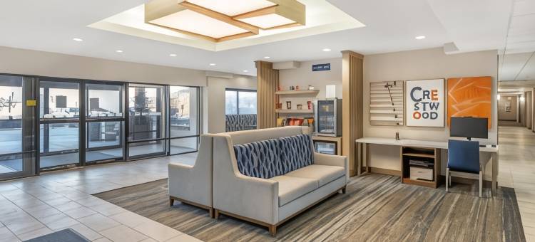 克雷斯特伍德智选假日酒店(Holiday Inn Express Crestwood)图片
