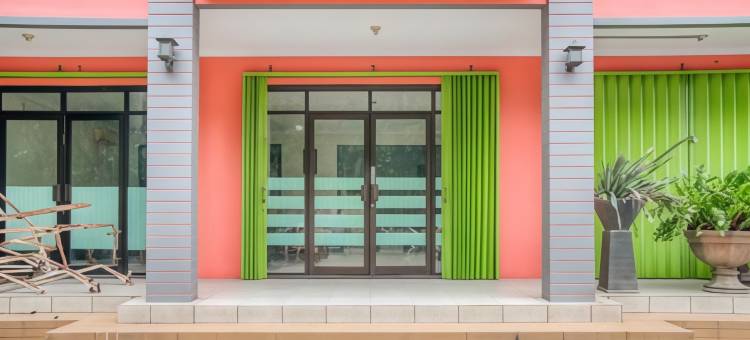 红多兹酒店-近雅加达塔曼迷你(RedDoorz Near Taman Mini Jakarta)图片