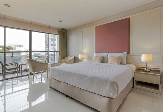 Mike Beach Resort PattayaHotel Overview