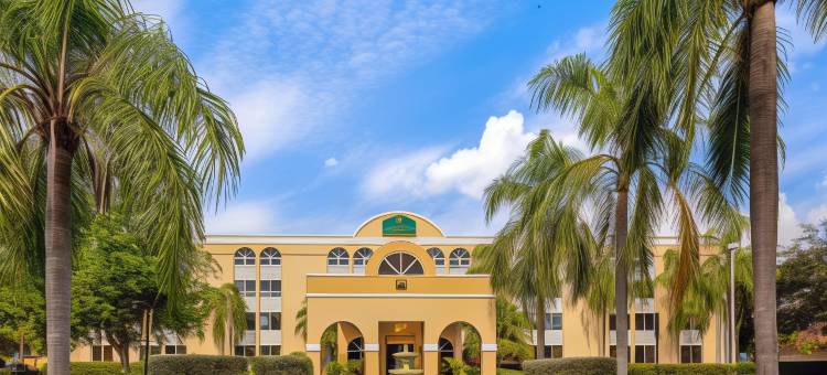 迈阿密湖拉昆塔温德姆套房酒店(La Quinta Inn & Suites by Wyndham Miami Lakes)图片