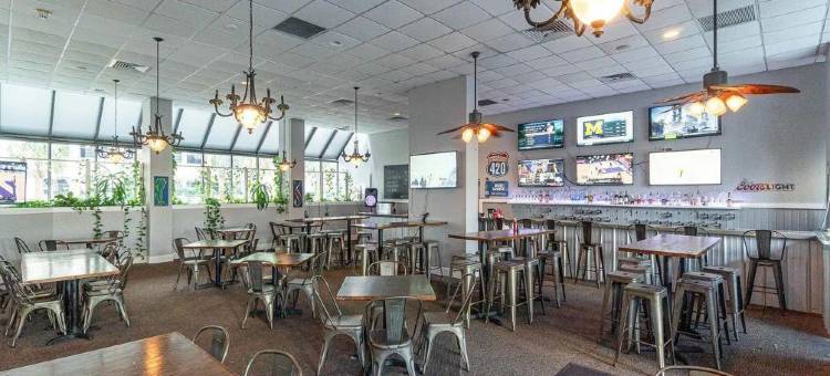 Indoor and Outdoor Pools with Spa Access - Charming Coastal Retreat图片