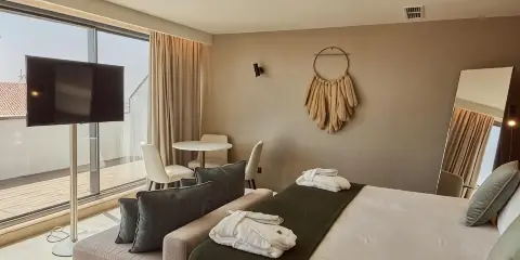 奧米德薩爾達尼亞酒店
