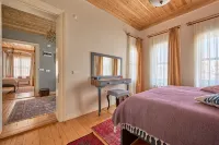 Nostalgic & Comfortable Historical Home! - Villas